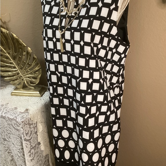 Studio I Classic Black & White MIDI dress. - Picture 7 of 16